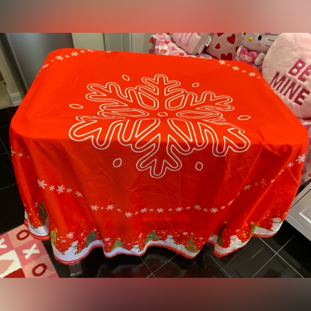 Round 60inch Christmas Tablecloth 
Lights up